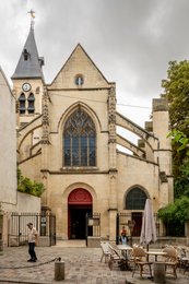 5e-arrondissement;-Architecture-gothique;-Ciel-couvert;-Église-Saint-Médard;-France;-Gothique-flamboyant;-Grille-en-fer-forgé;-Kaleidos;-Kaleidos-images;-La-parole-à-limage;-Lieux-de-culte;-Monument-historique;-Paris;-Parvis;-Passant;-Patrimoine-religieux;-Place;-Portail;-Quartier-Mouffetard;-Rue-Mouffetard;-Stories-Pictures;-Tarek-Charara;-Terrasse-de-café